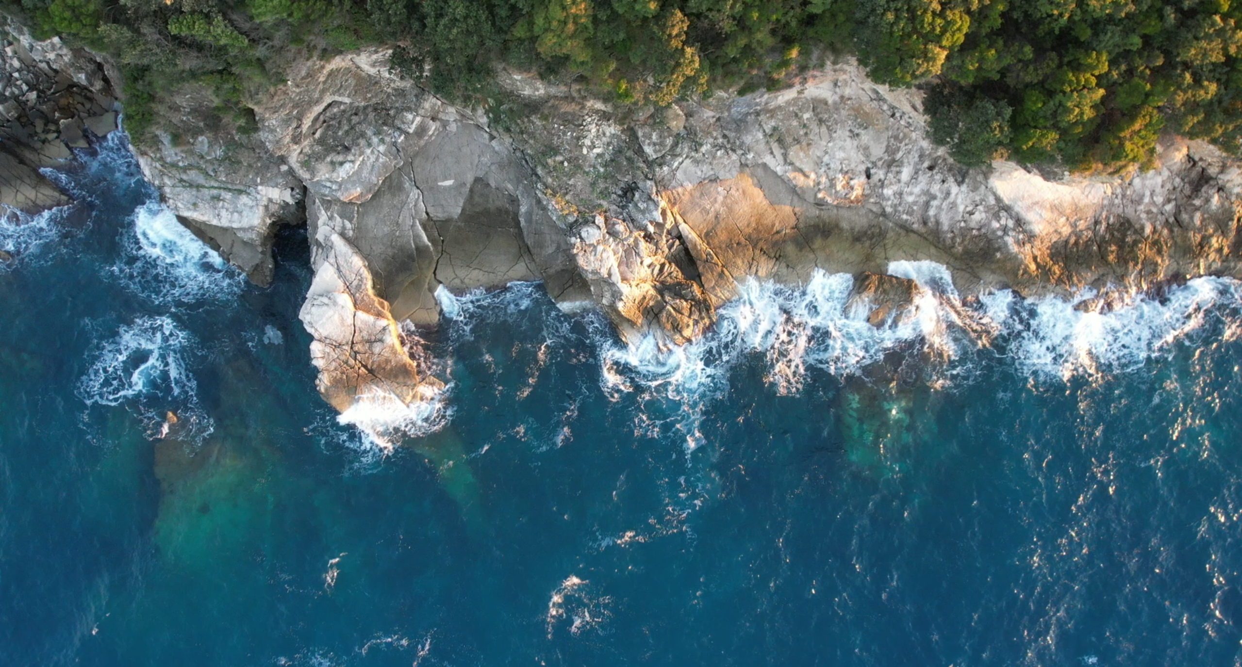 Tour in gommone da Ksamil alle Tre Isole e Grotta dei Piccioni con Snorkeling con Ksamili Escape.