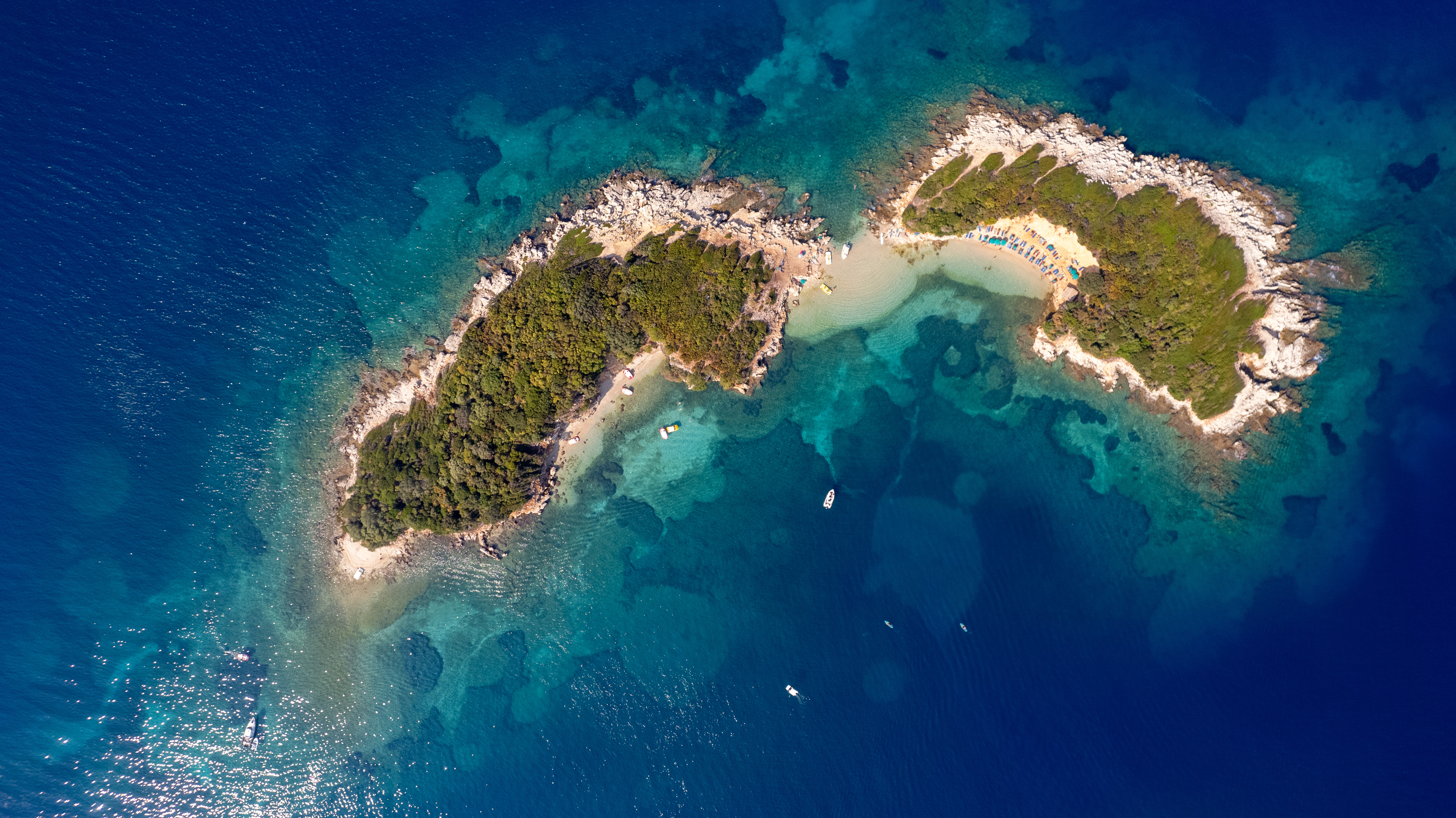 Tour in gommone da Ksamil alle Tre Isole e Grotta dei Piccioni con Snorkeling con Ksamili Escape.