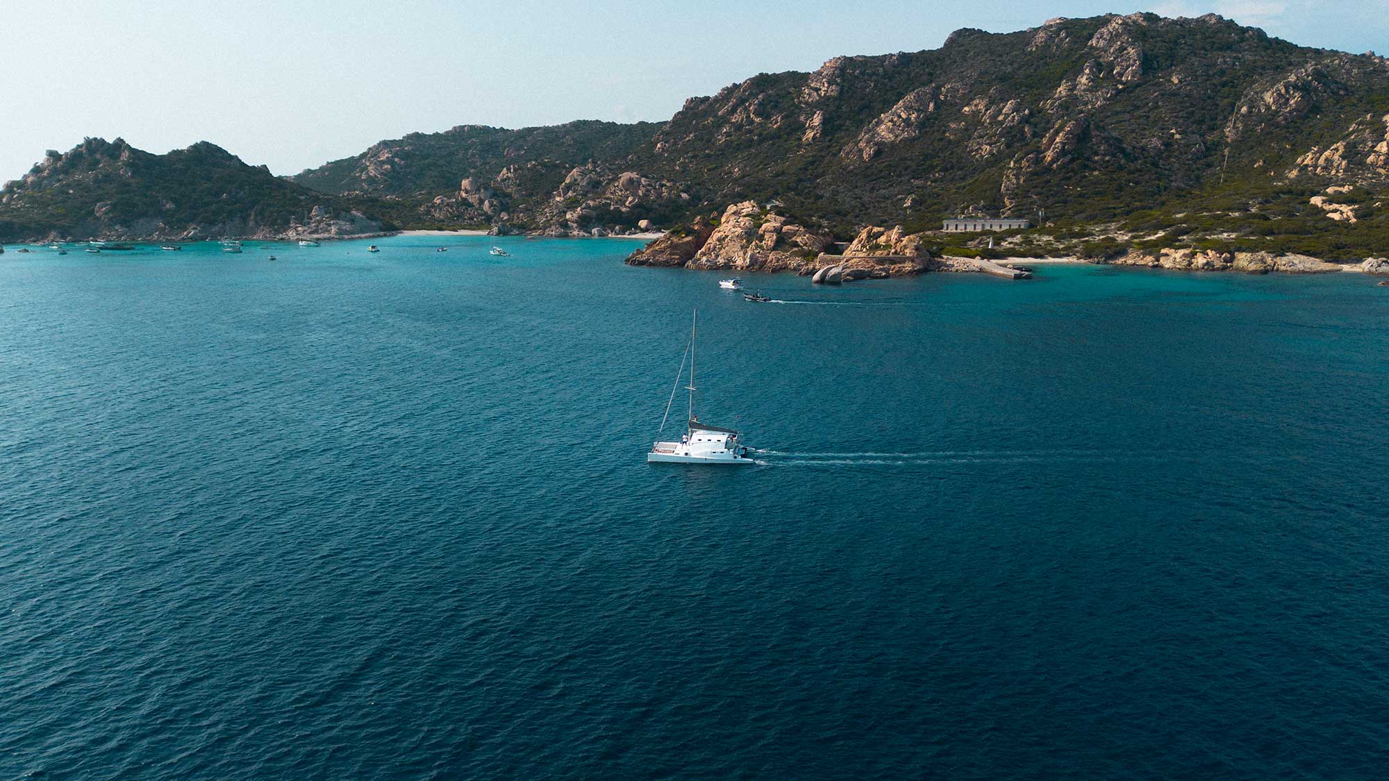 Tour in catamarano privato all'arcipelago di La Maddalena con aperitivo e pranzo con Soraya Charter Porto Pozzo.