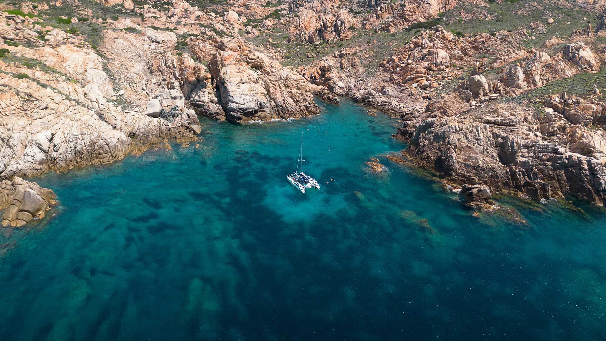 Tour in catamarano privato all'arcipelago de La Maddalena con aperitivo e pranzo.