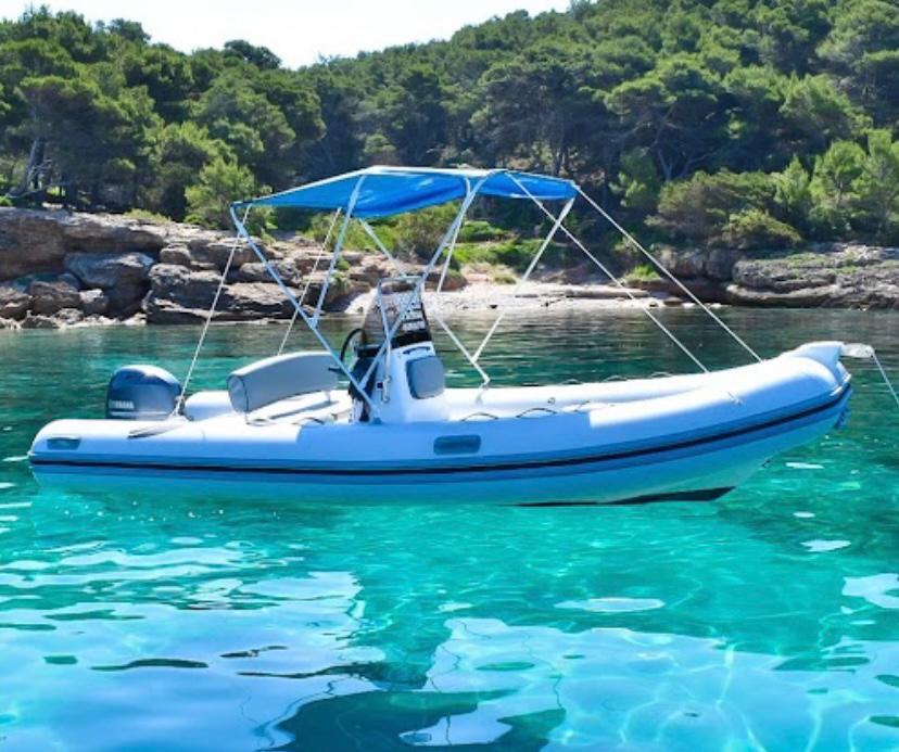 Location de bateau semi-rigide à Alghero (jusqu'à 5 pers.) sans permis.
