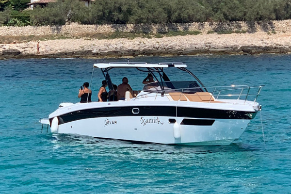 Giro in barca privata di lusso lungo la costa di Santa Maria di Leuca con aperitivo.
