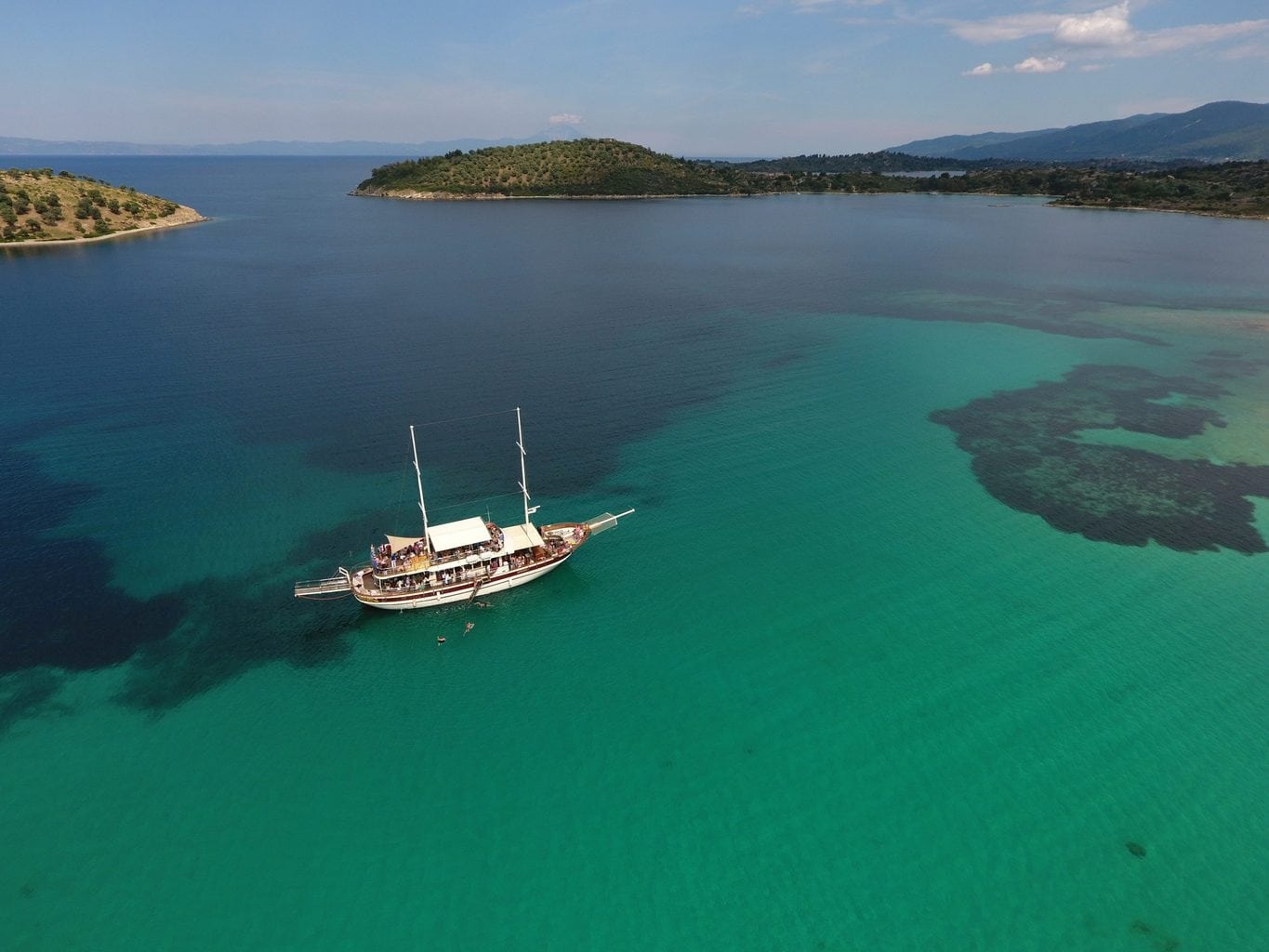 Ganztägige Bootstour nach Ammouliani mit Schwimmen & Griechisches Mittagessen.