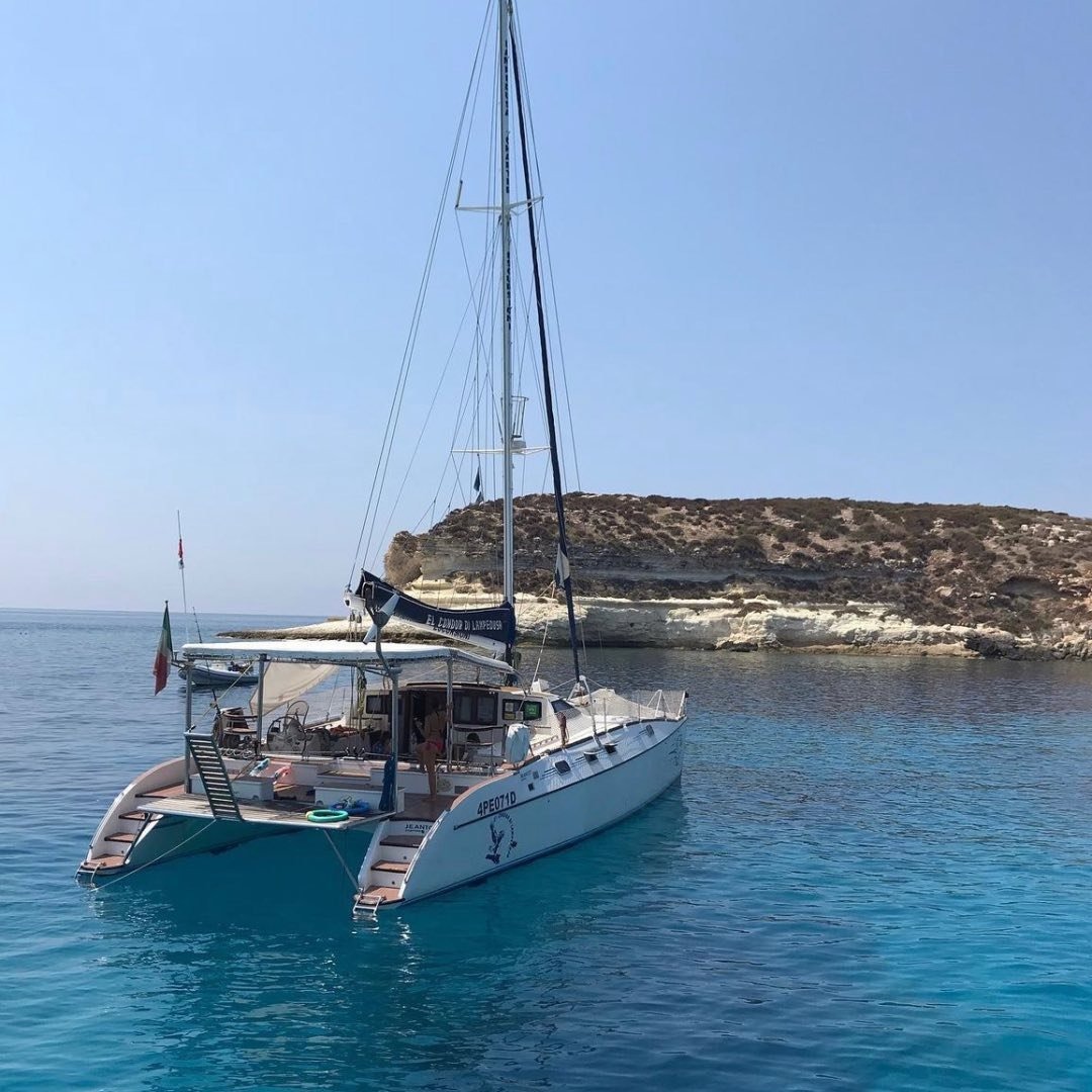 Tour in catamarano a Lampedusa e alla Spiaggia dei Conigli con pranzo e snorkeling.