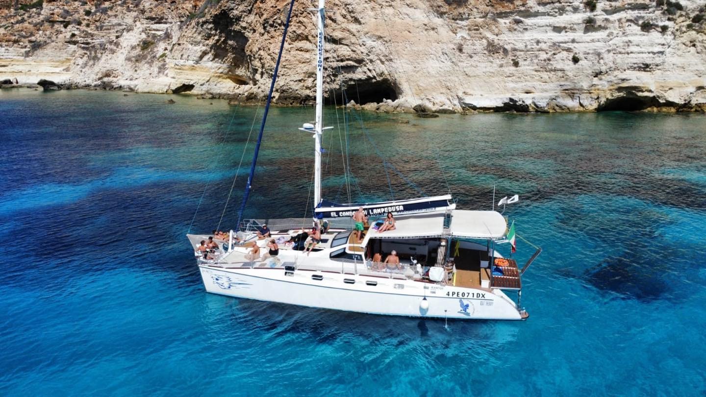 Tour in catamarano a Lampedusa e alla Spiaggia dei Conigli con pranzo e snorkeling.