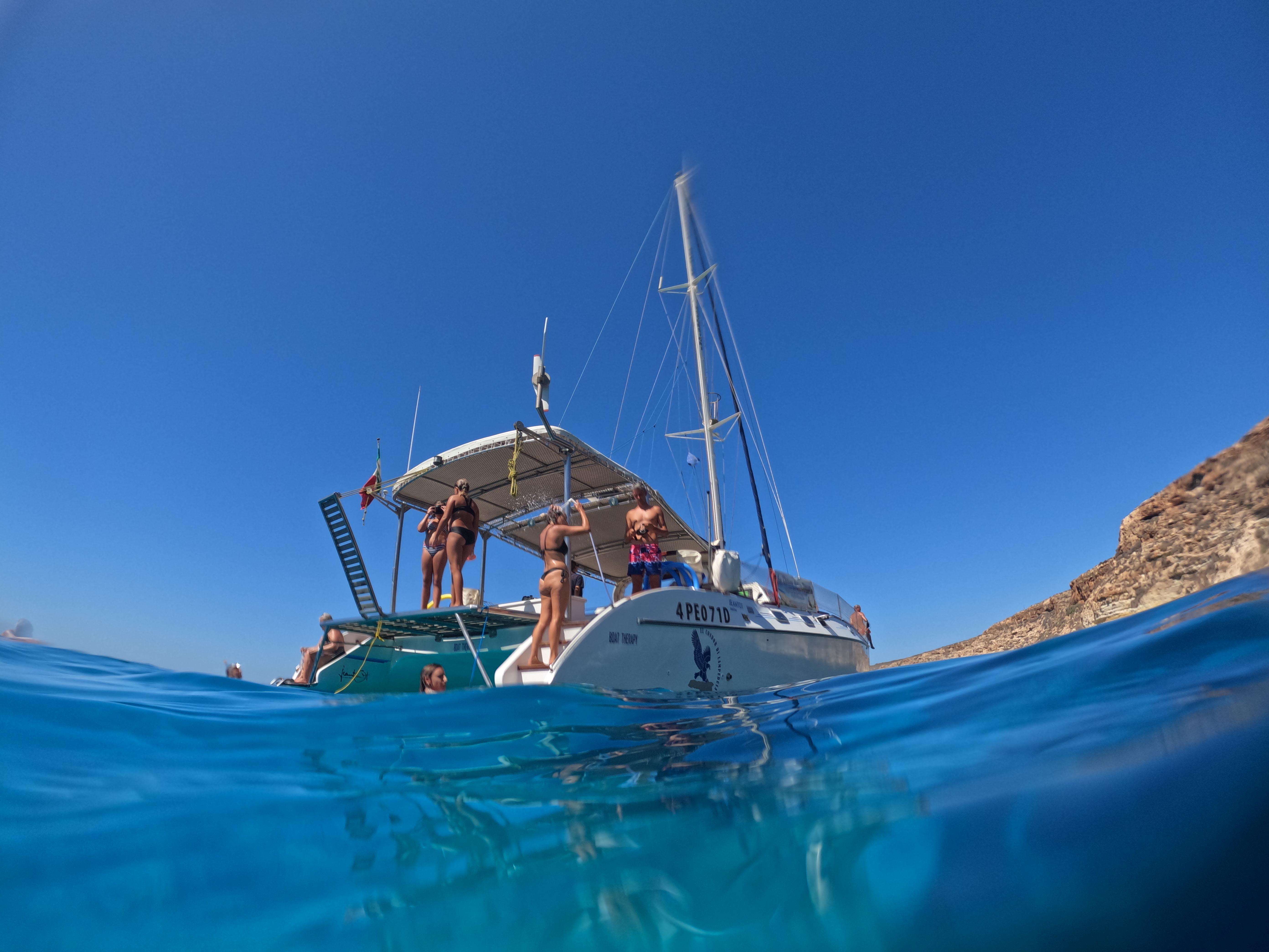 Tour in catamarano a Lampedusa e alla Spiaggia dei Conigli con pranzo e snorkeling con Escursione in Barca Lampedusa El Condor.