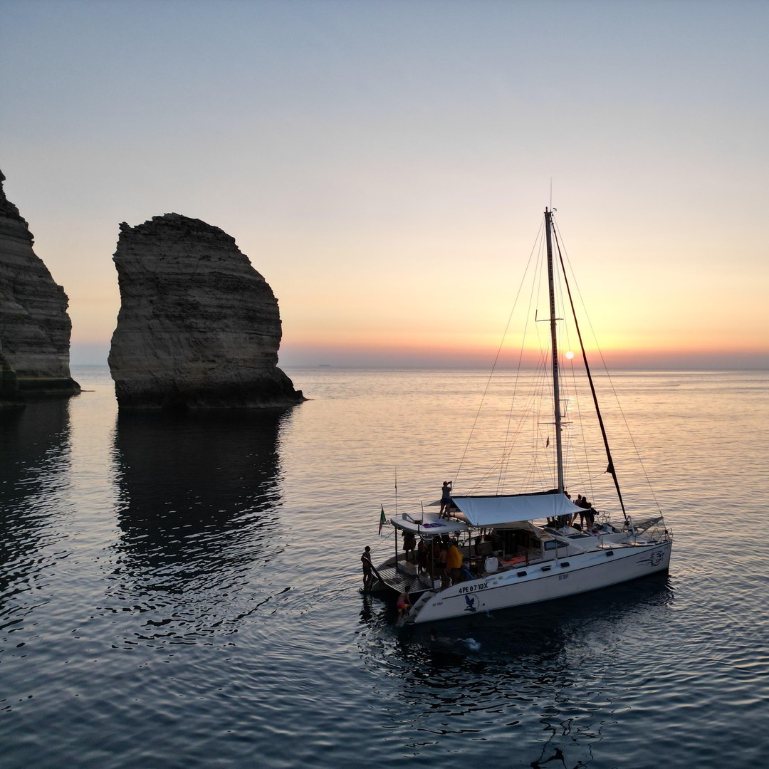 Giro in catamarano al tramonto a Lampedusa con avvistamento delfini e aperitivo con Escursione in Barca Lampedusa El Condor.