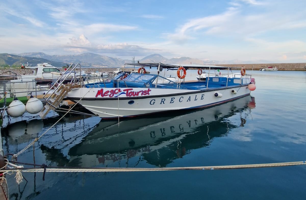 Transfer in barca da Scario a Baia degli Infrechi con guida con Mega Tourist Scario.