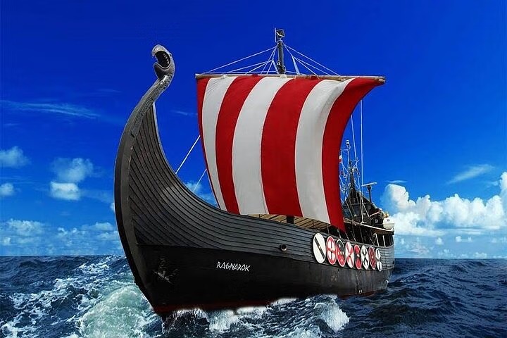 Balade en bateau viking depuis Los Cristianos avec Observation des dauphins avec Viking Tenerife Ragnarok.