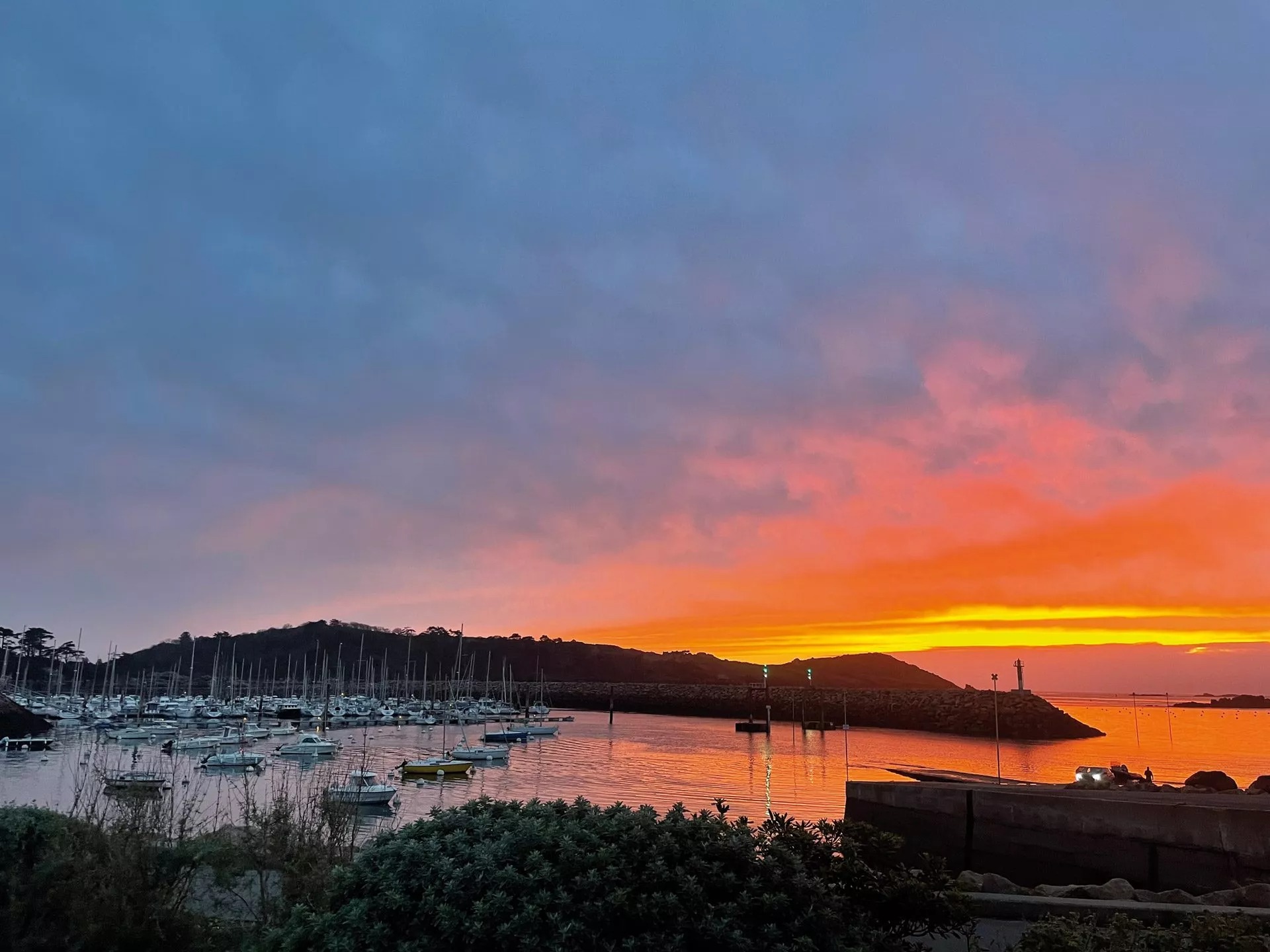 RIB-boottocht bij zonsondergang vanuit Trébeurden met bretonse hapjes & zwemmen met Tria Vela Trébeurden.