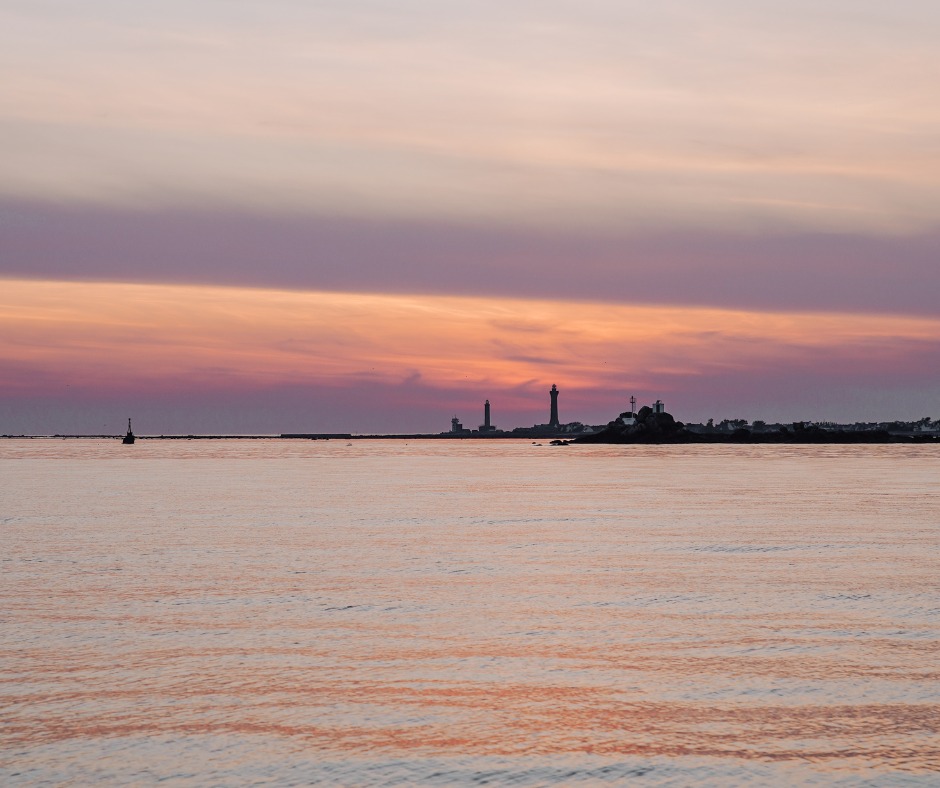 Paseo en barco al atardecer desde Le Guilvinec con música y comentarios en directo.