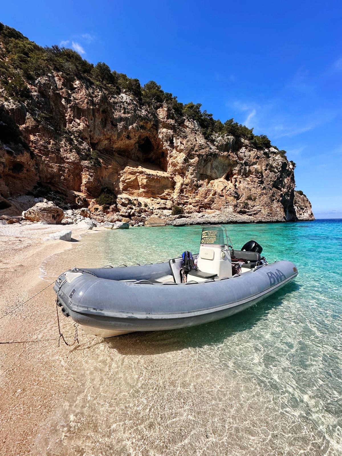 Location de bateau semi-rigide à Santa Maria Navarrese (jusqu'à 6 participants) avec East Coast Sardinia Excursion.