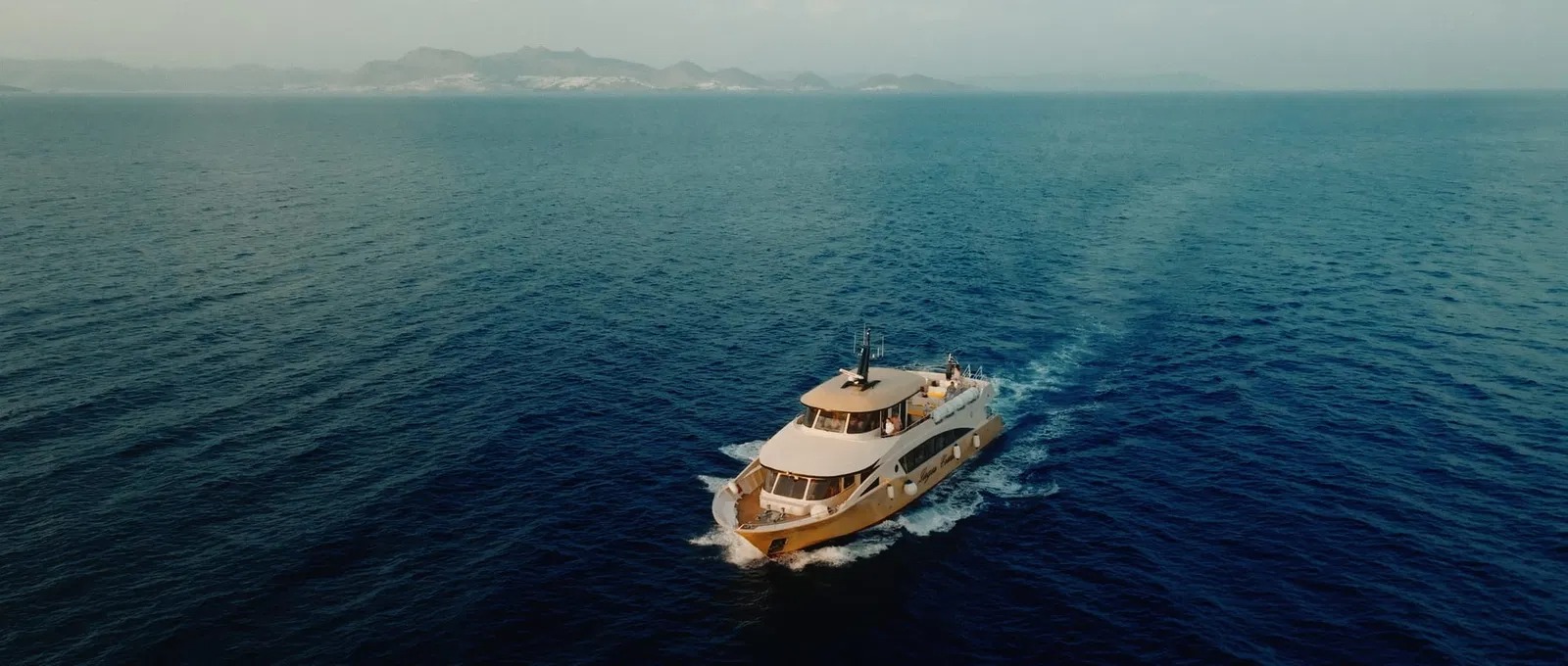 Balade en bateau le long de la côte sud de Naxos avec Baignade avec Lagos Cruises Naxos.