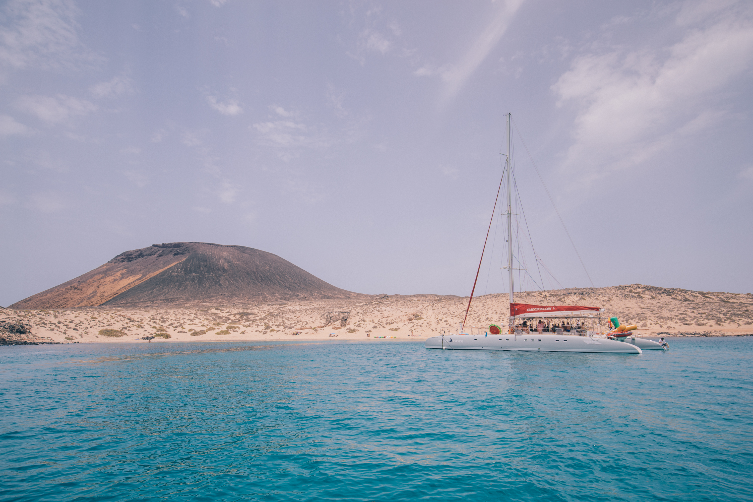 Tour in catamarano intorno a La Graciosa da Lanzarote con pranzo, kayak e pick-up.