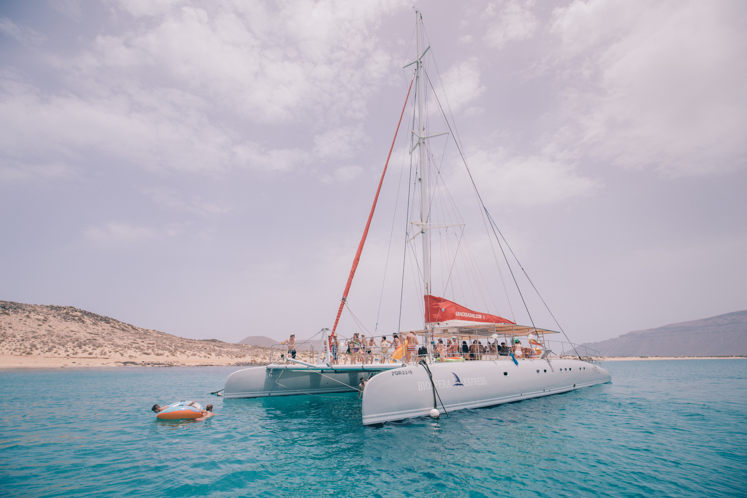 Tour in catamarano intorno a La Graciosa da Lanzarote con pranzo, kayak e pick-up con Graciosamar Cruceros.