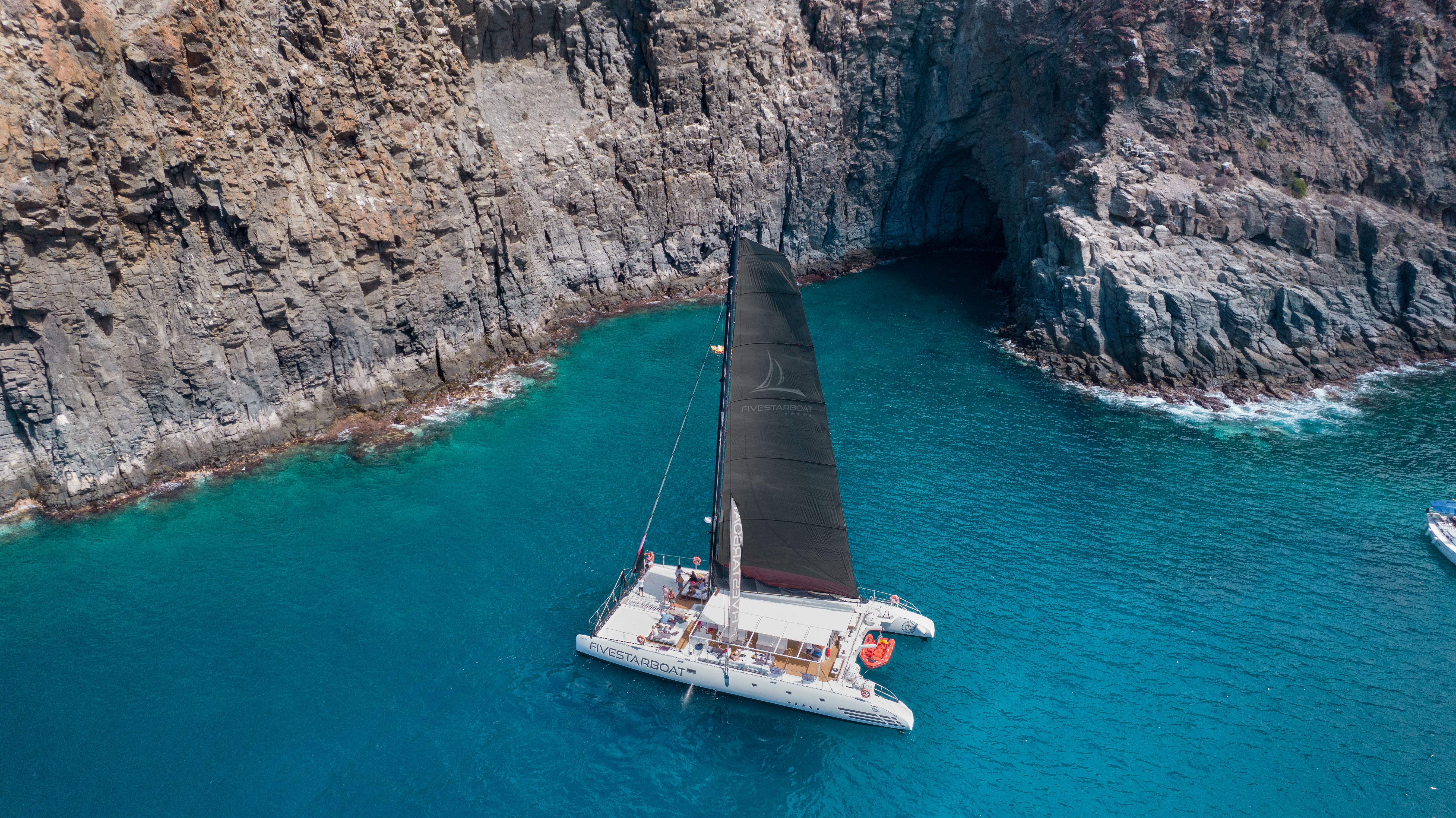 Giro in catamarano al mattino a Las Galletas con brunch e drink con FIVESTARBOAT TENERIFE.