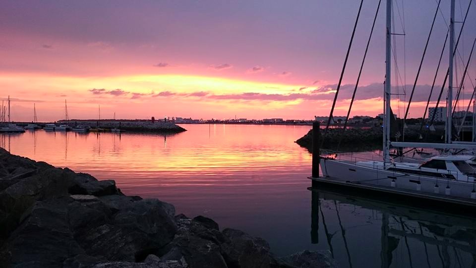Katamaran-Tour bei Sonnenuntergang ab Saint-Martin-de-Ré.