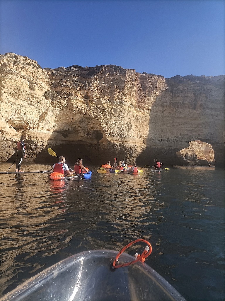 Tour guidato in kayak all’alba alla Grotta di Benagil con Clear Emotions Benagil.