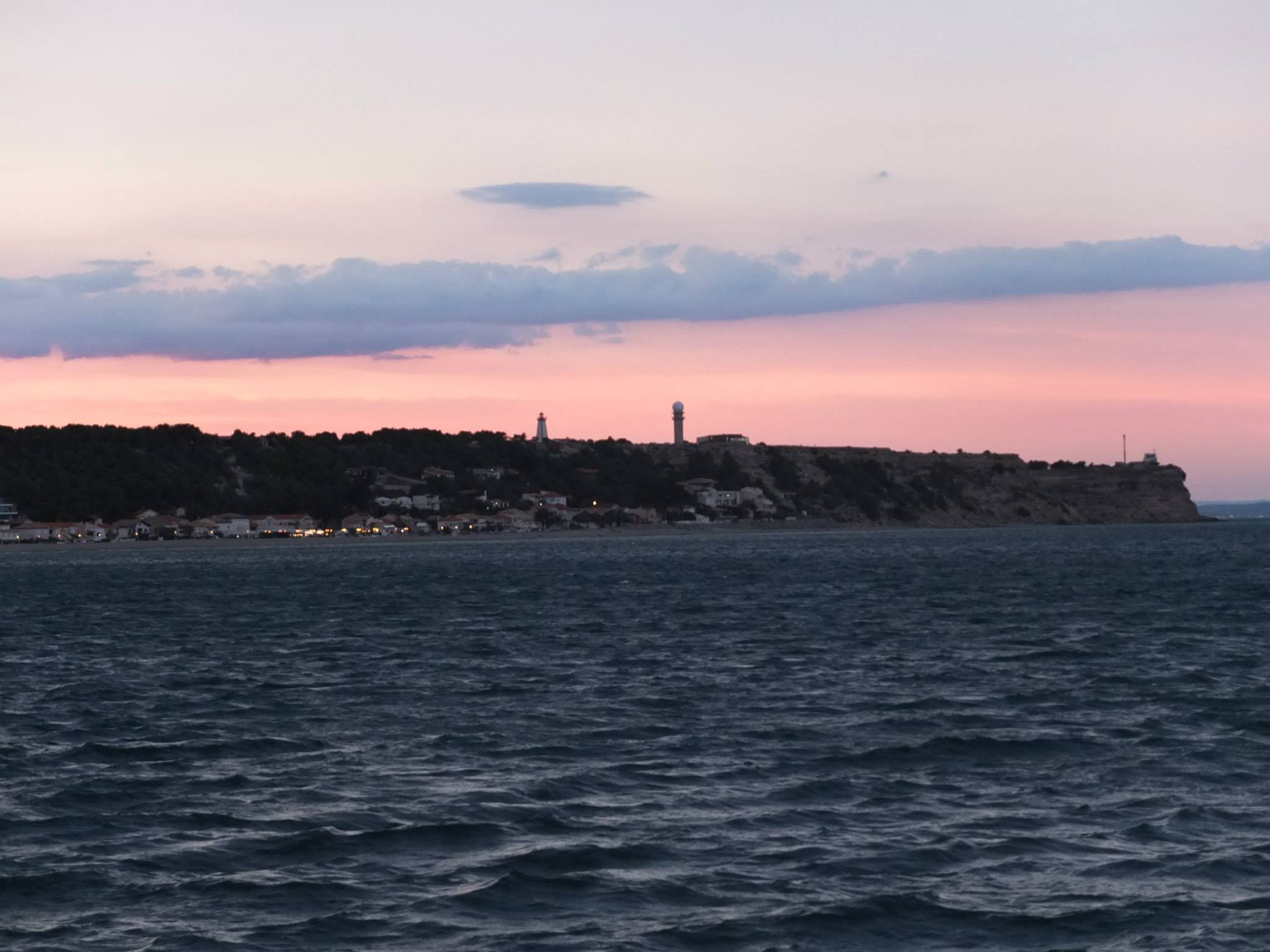Balade en bateau au coucher de soleil dans le golfe du Lion depuis Leucate.