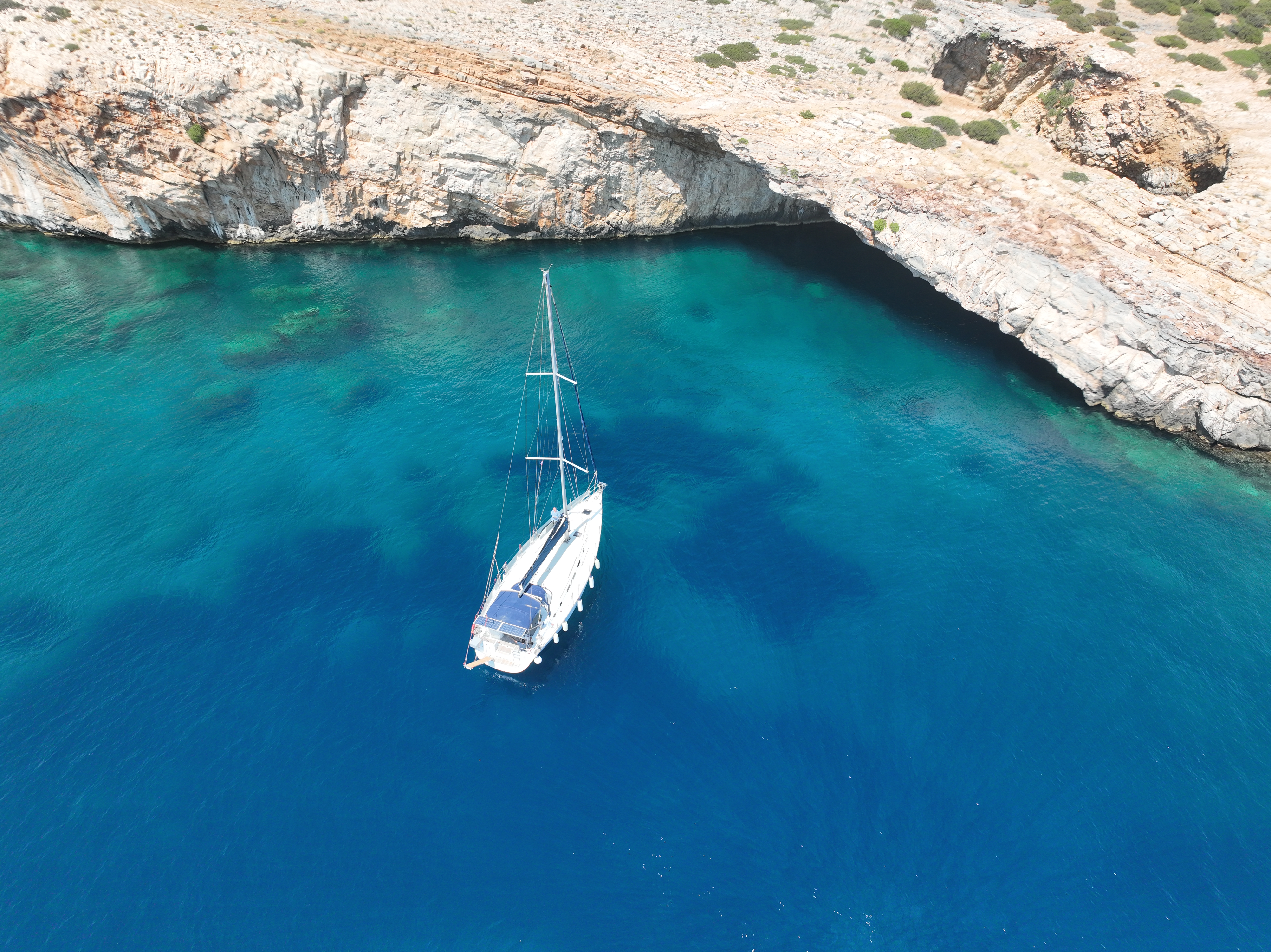 Privé zeilboottocht naar Faneromeni beach met Voreas Paros Cruises.