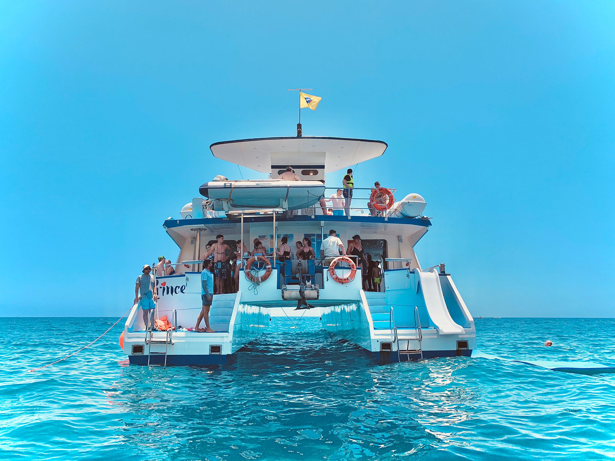 Paseo en catamarán con fondo de cristal desde Puerto Rico con bebidas, baño y banana boat con Bahia Cat Gran Canaria Las Palmas.
