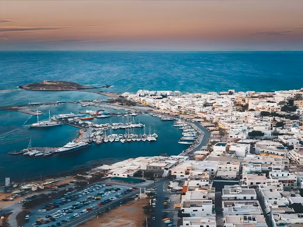 Tour in barca da Naxos a Koufonissia e alla Grotta di Rina con pranzo barbecue con Wonderful Cruises.