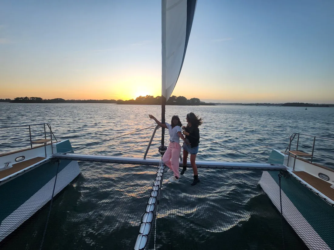 Katamaran-Tour bei Sonnenuntergang in der Bucht von Quiberon mit Apéritif mit Navéol Quiberon.