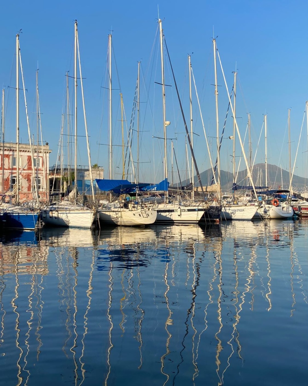 Tour in barca di una giornata lungo la costa di Napoli con aperitivo e nuoto con Rent Boat Napoli.