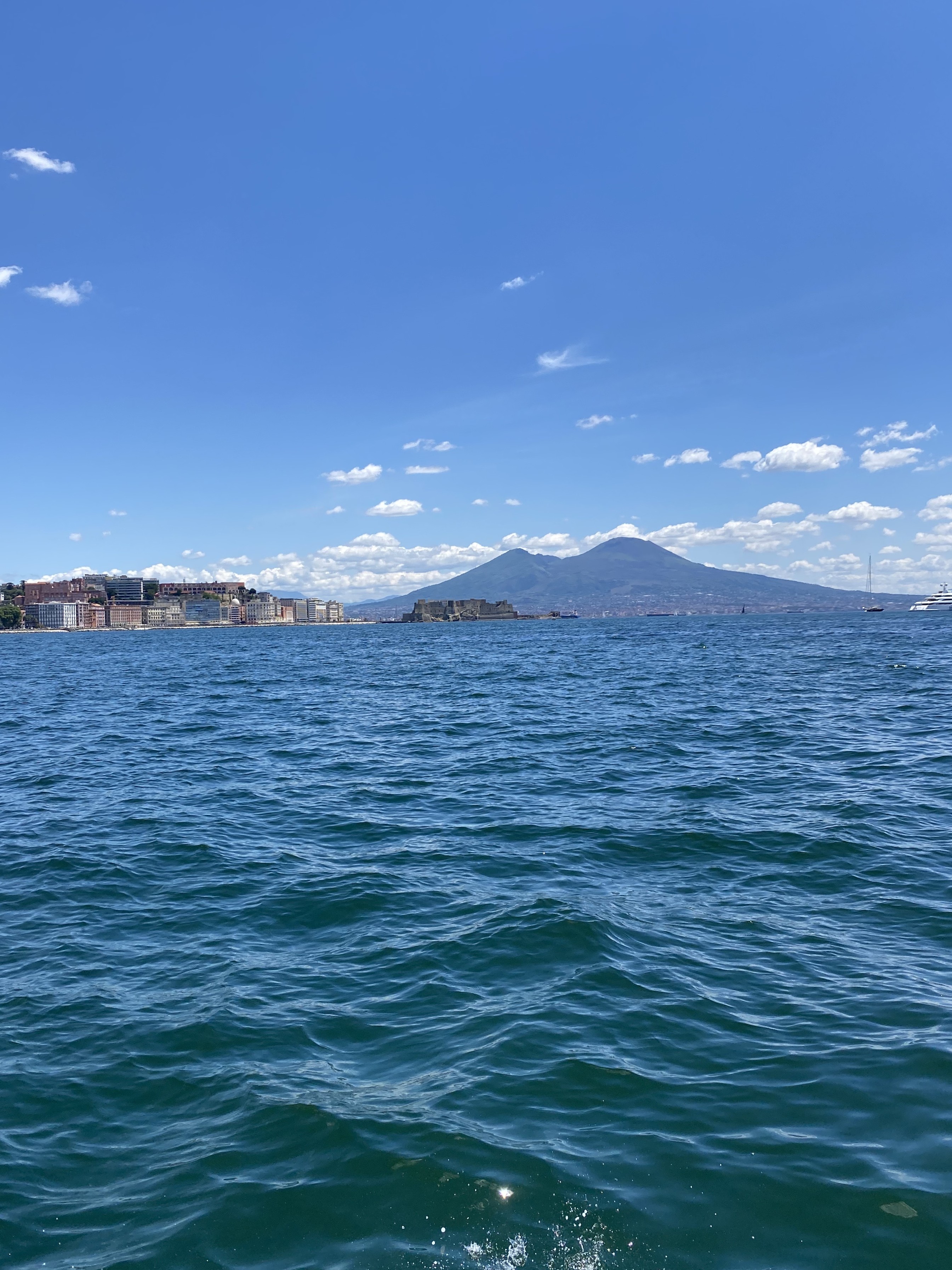 Tour in barca di una giornata lungo la costa di Napoli con aperitivo e nuoto.