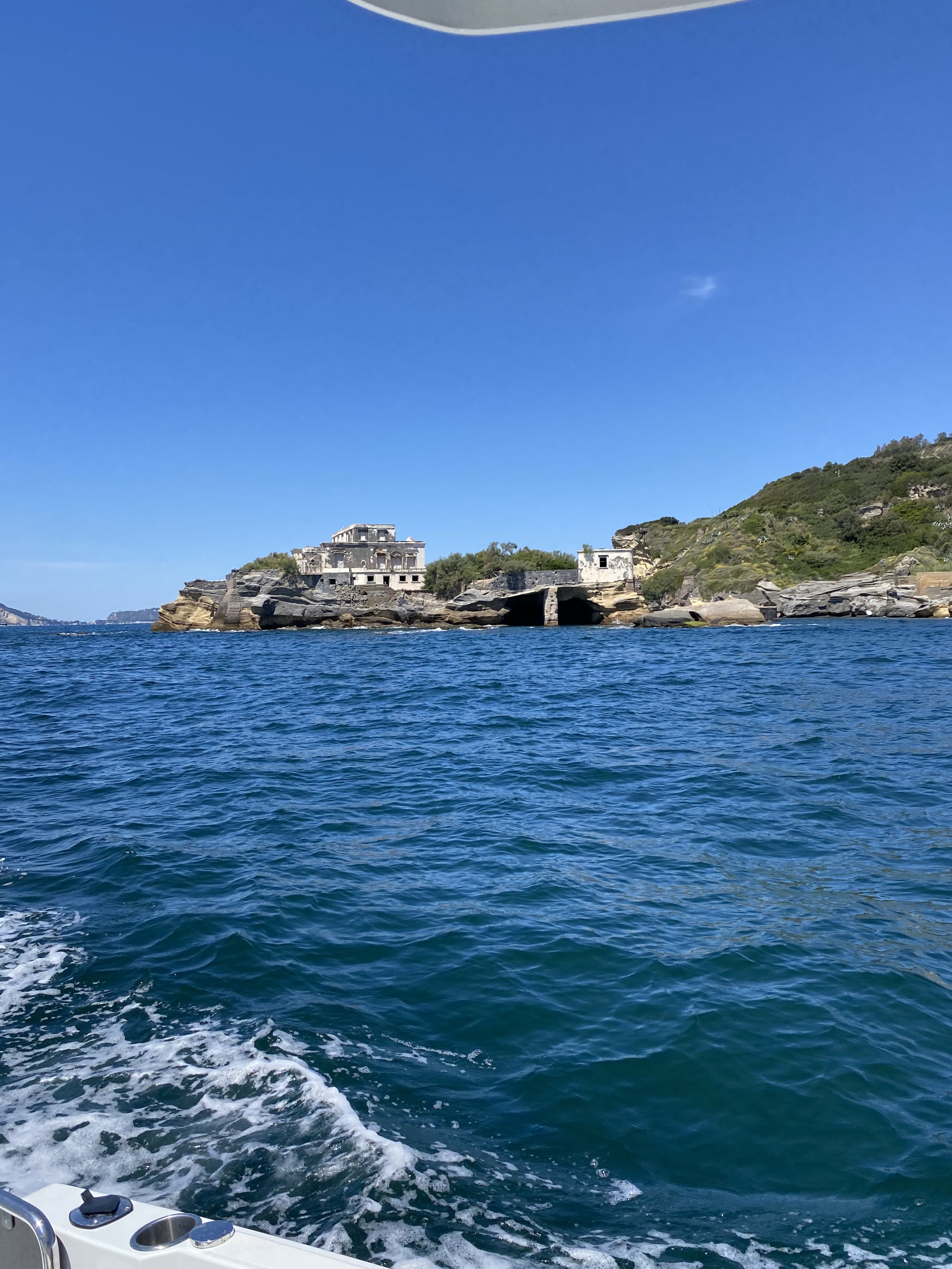 Tour in barca di mezza giornata lungo la costa di Napoli con aperitivo e nuoto.