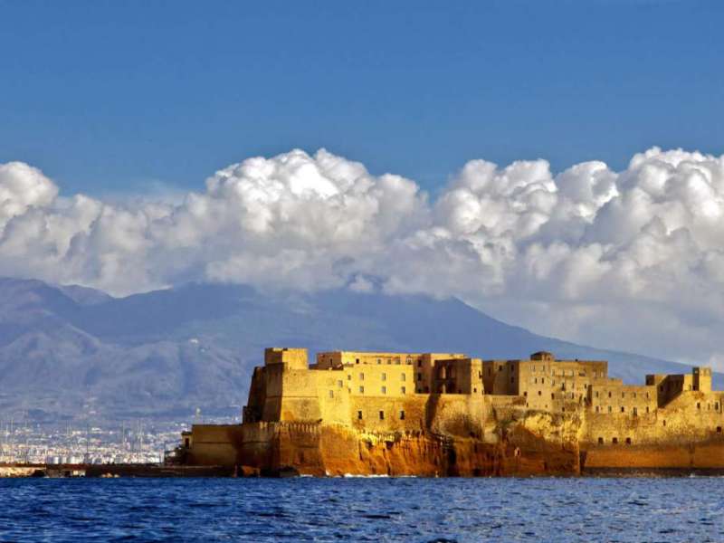 Giro in barca al tramonto lungo la costa di Napoli con aperitivo e nuoto con Rent Boat Napoli.