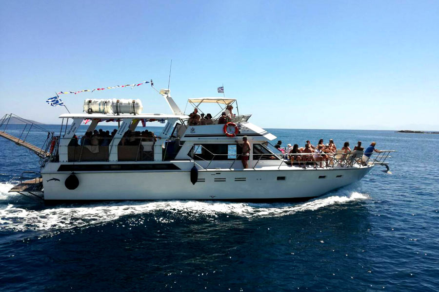 Balade en bateau à la plage de Menies et à la baie de Chironisia avec Snorkeling con Beyond Travel Chania.