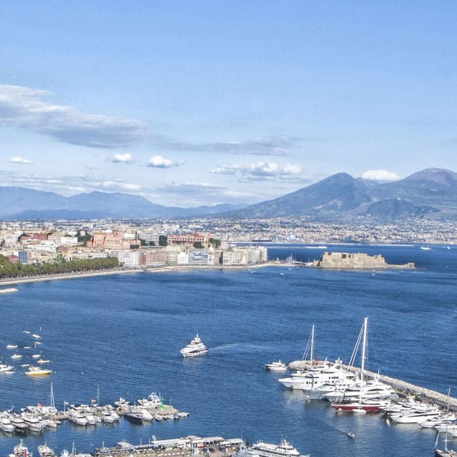 Giro in barca lungo la costa di Napoli con aperitivo e audioguida con Rent Boat Napoli.