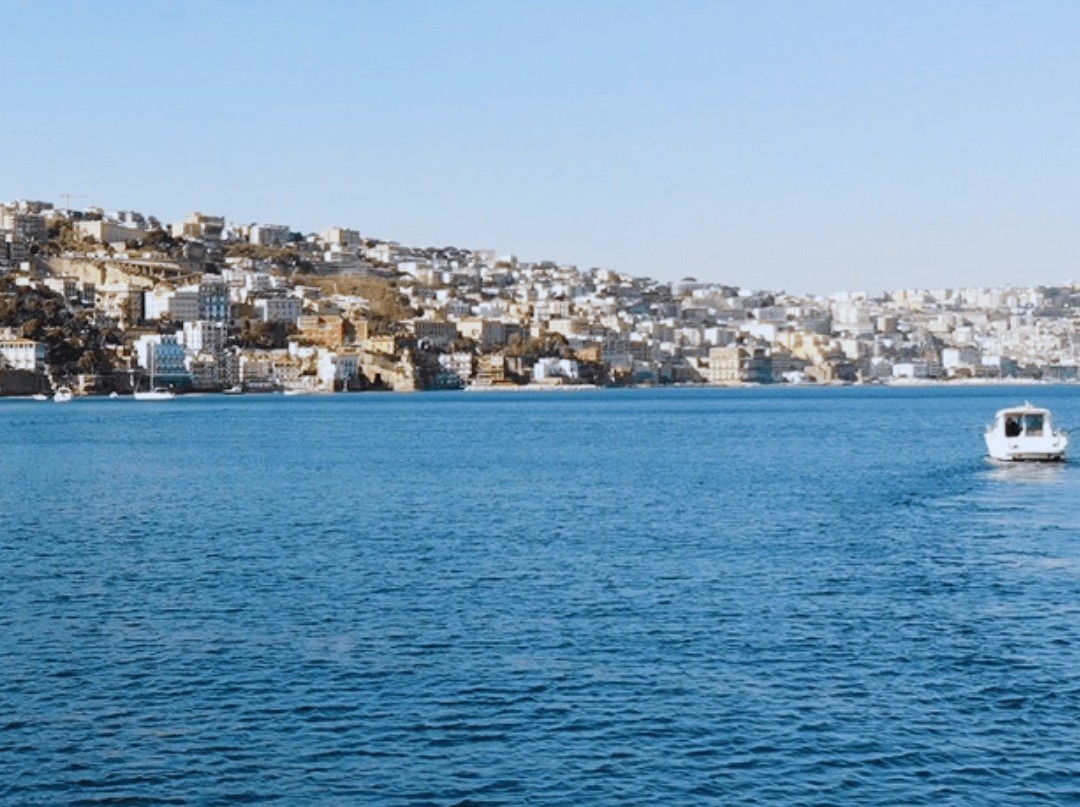 Tour in barca a Procida con aperitivo e soste per nuotare da Napoli con Rent Boat Napoli.