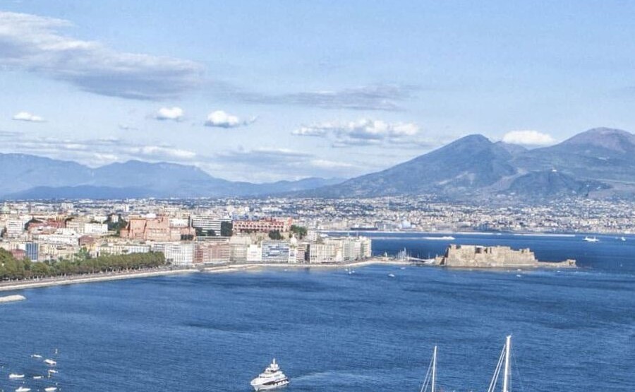 Tour in barca a Procida con aperitivo e soste per nuotare da Napoli.