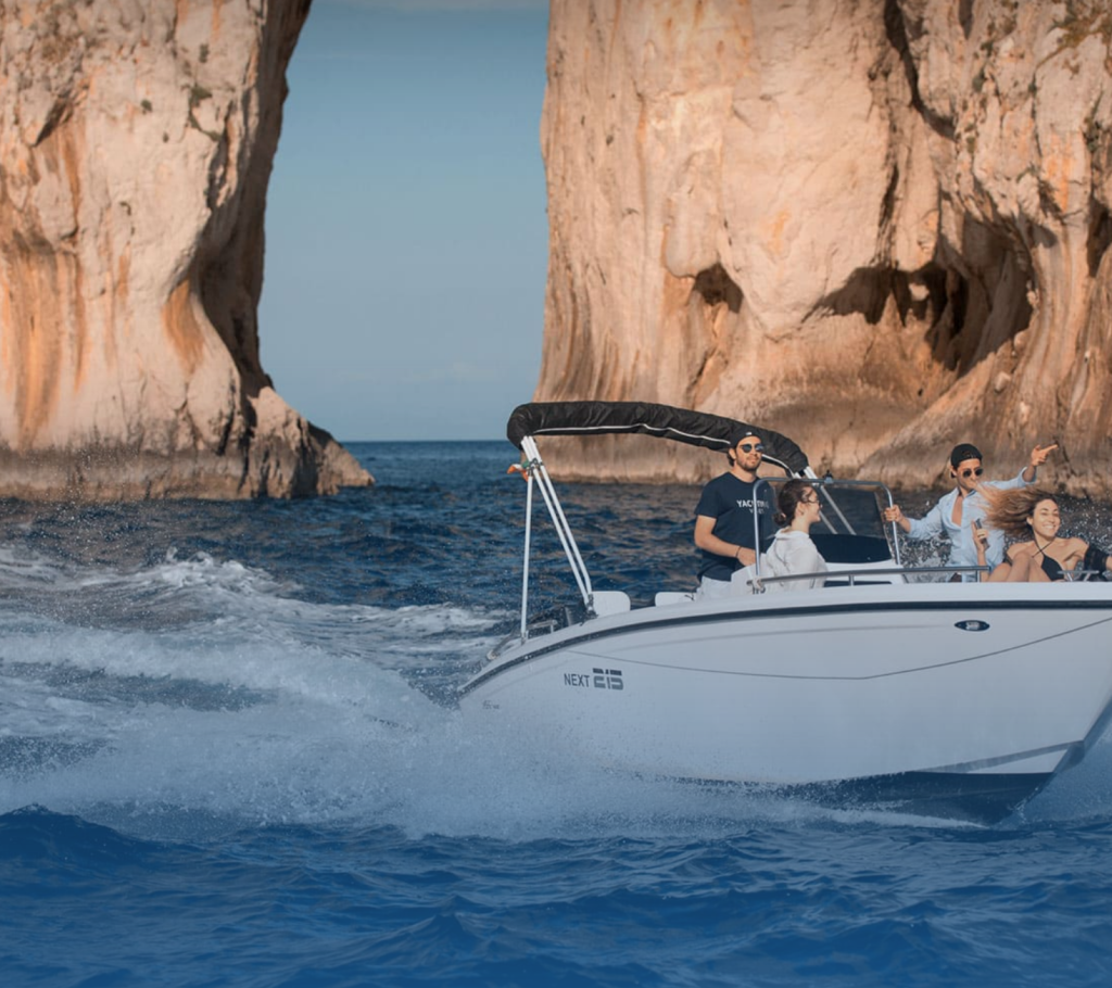 Tour in barca a Capri con aperitivo e soste per nuotare da Napoli con Rent Boat Napoli.