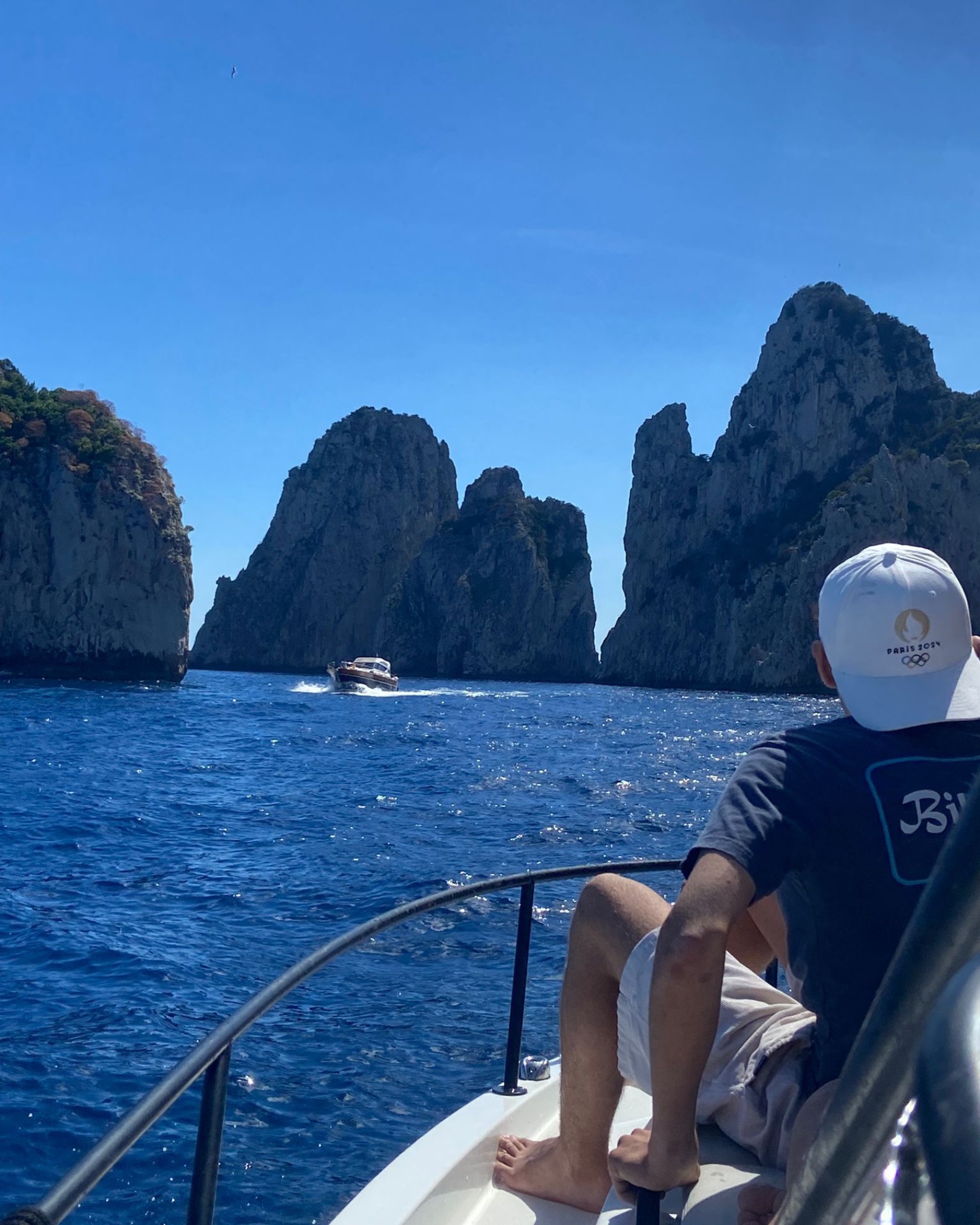 Tour in barca a Capri con aperitivo e soste per nuotare da Napoli.