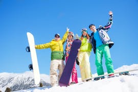 A family celebrates the successful ending of private snowboarding lessons for families of all Levels with Skischule Innsbruck.