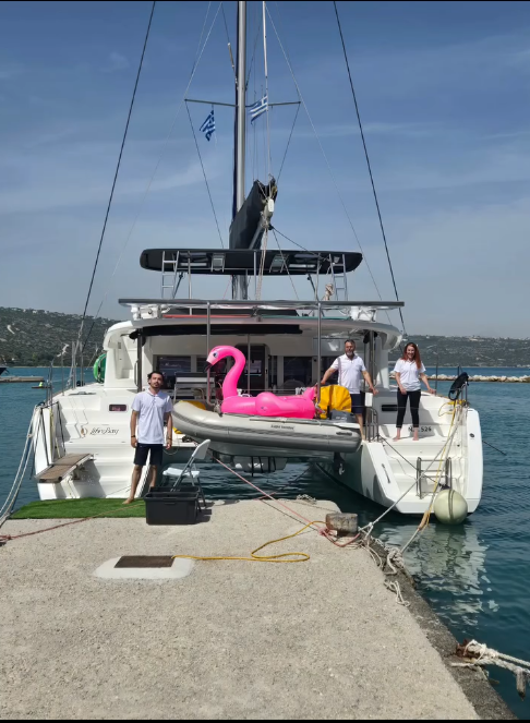 Tour in catamarano da Souda alla spiaggia di Marathi con pranzo e nuoto con Beyond Travel Chania.
