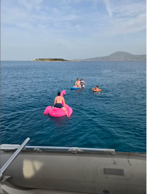 Tour in catamarano da Souda alla spiaggia di Marathi con pranzo e nuoto.