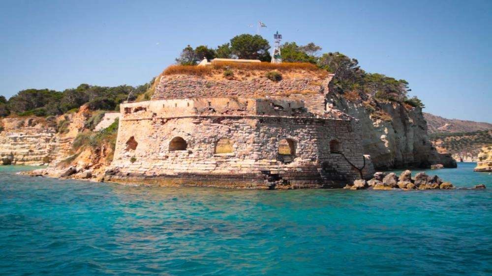 Tour in catamarano da Souda alla spiaggia di Marathi con pranzo e nuoto.