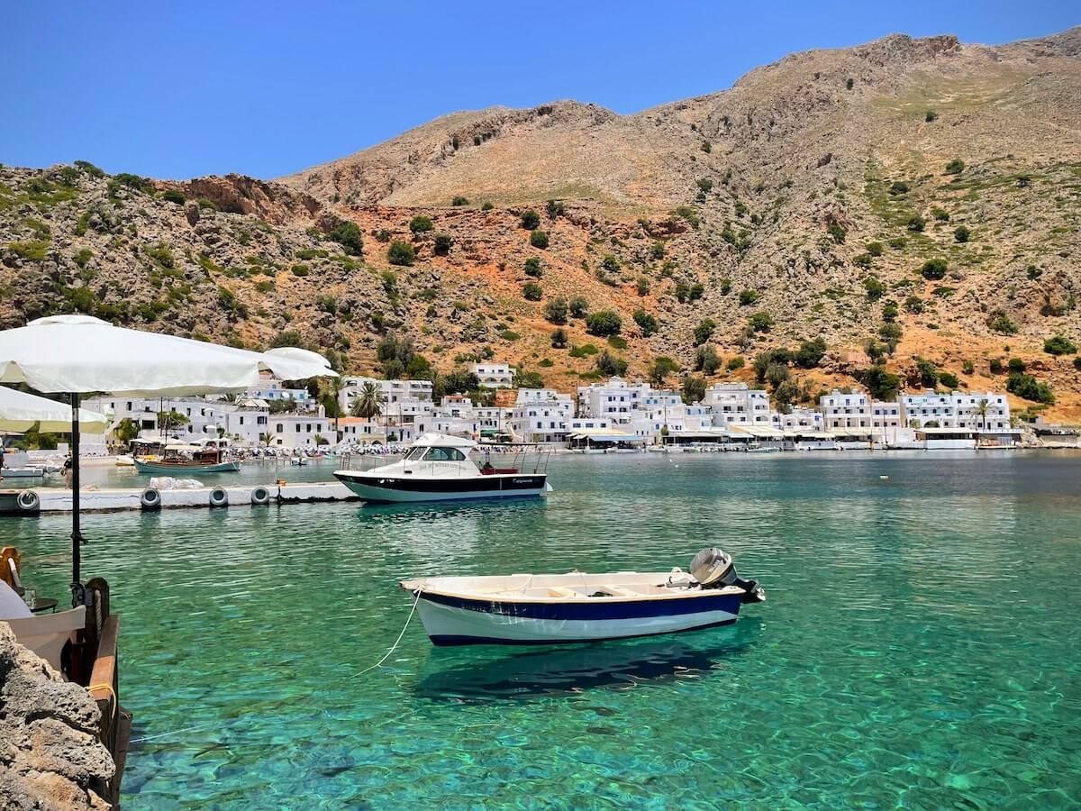 Tour in barca al villaggio di Loutro con soste per nuotare e pick-up.