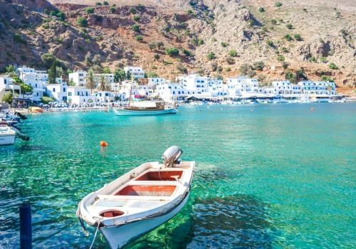 Tour in barca al villaggio di Loutro con soste per nuotare e pick-up.