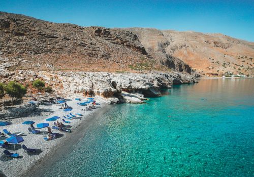 Tour in barca al villaggio di Loutro con soste per nuotare e pick-up con Beyond Travel Chania.