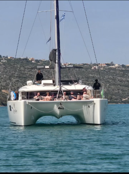 Tour in catamarano privata da Souda alla spiaggia di Marathi con pranzo e nuoto con Beyond Travel Chania.