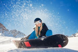 A girl is smiling during private snowboarding lessons with Skischule Innsbruck.
