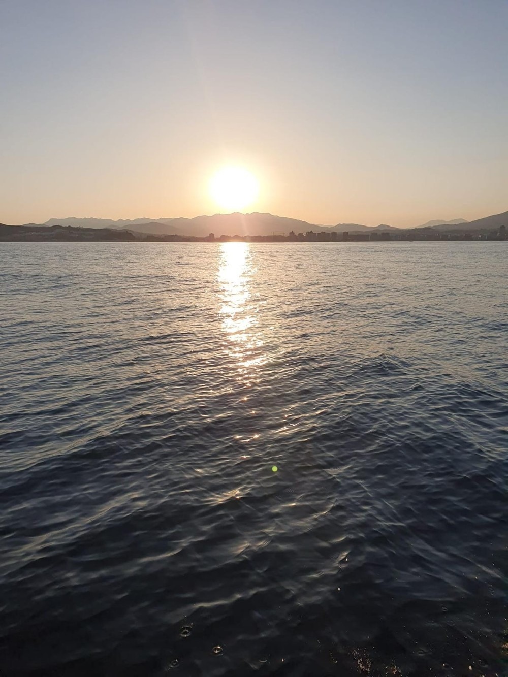 Giro in catamarano al tramonto a Fuengirola con bicchiere di Cava.