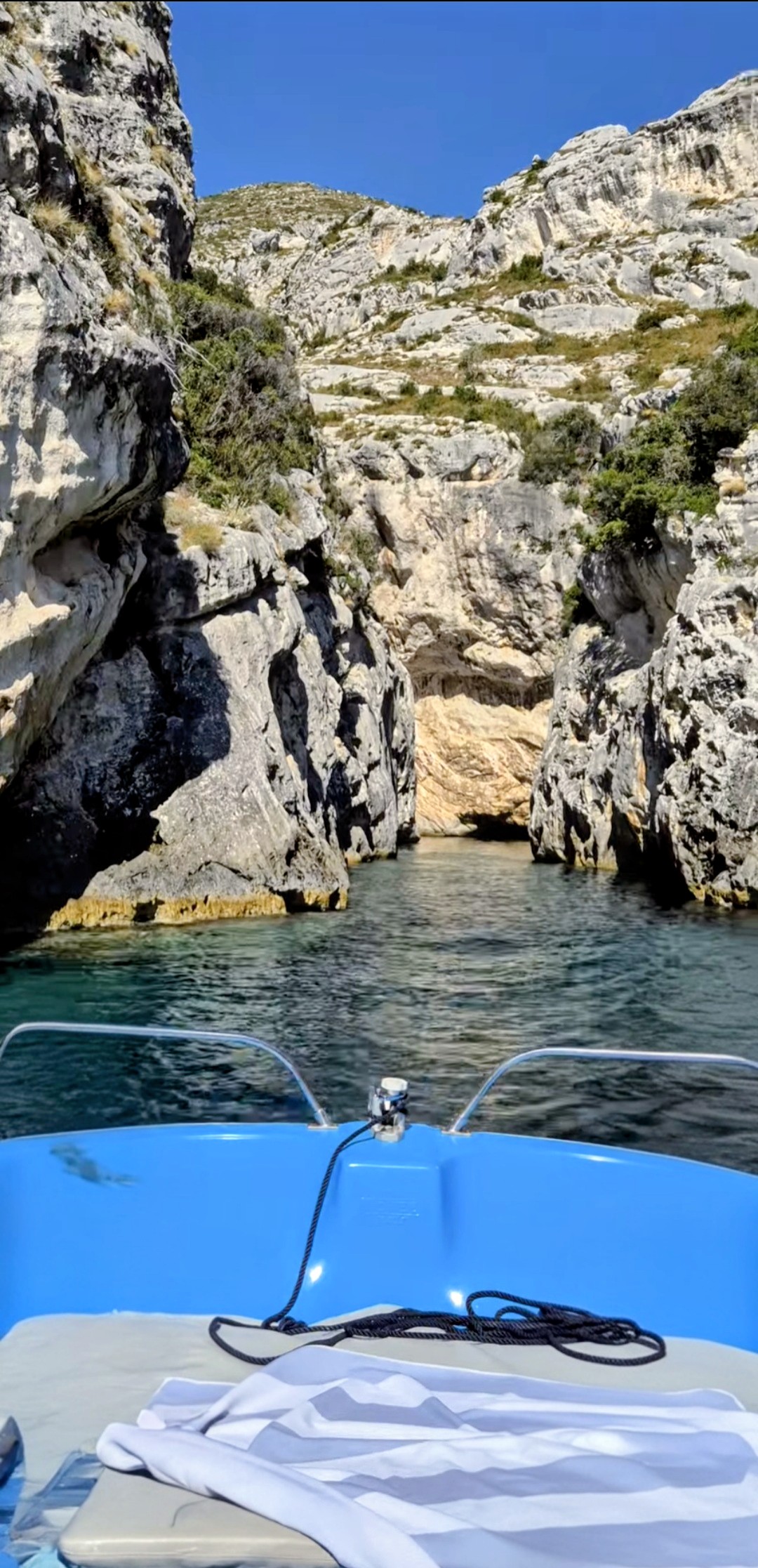 Boottocht van Radhimë naar de grot van Haxhi Ali, Dafina Bay en Grama Bay met zwemmen met Sea Tours Elis.