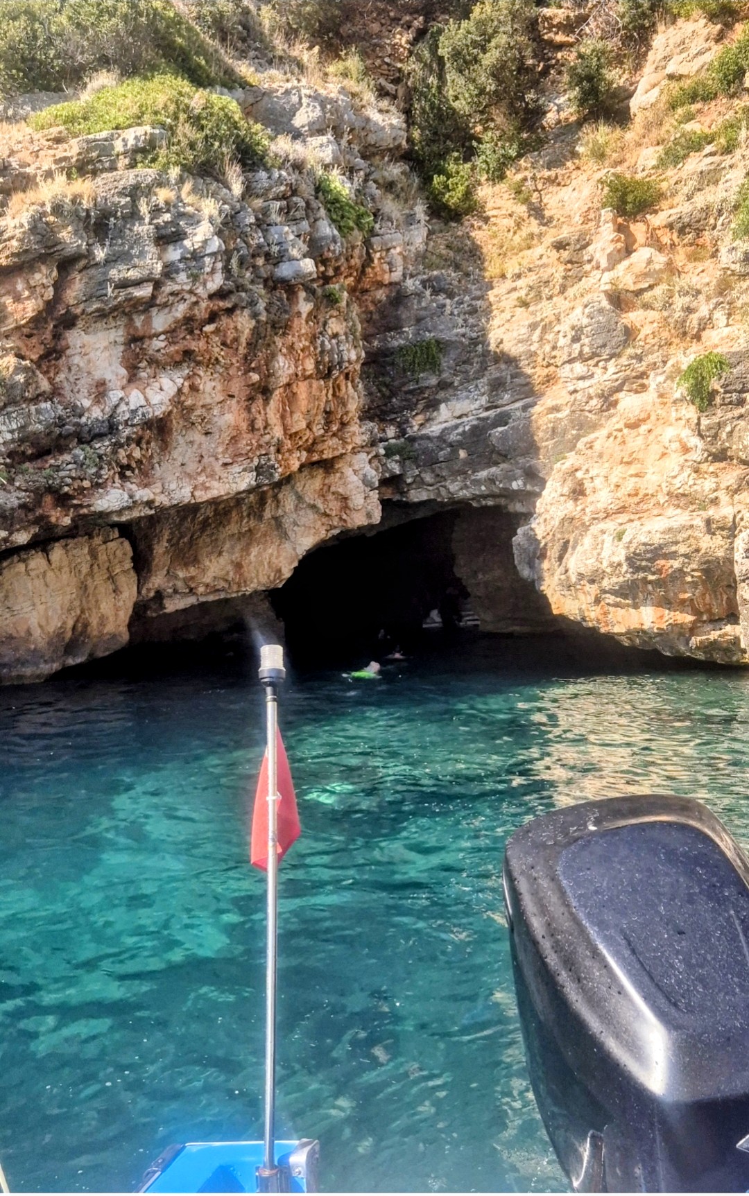 Privébotenreis naar de grot van Haxhi Ali, Dafina Bay en Grama Bay met zwemstops met Sea Tours Elis.