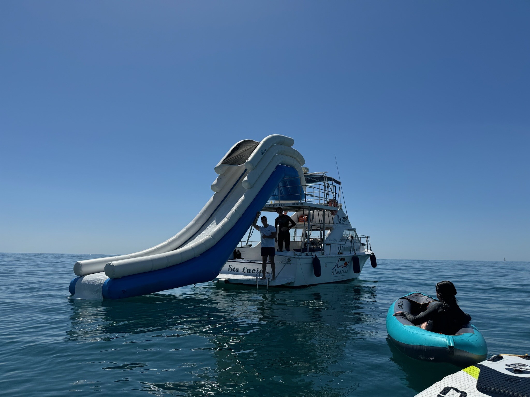 Privéboottocht in Benalmádena met lunch, SUP, kajakken en snorkelen.